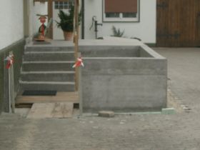 Treppe, Sockel und Fundament aus Stahlbeton